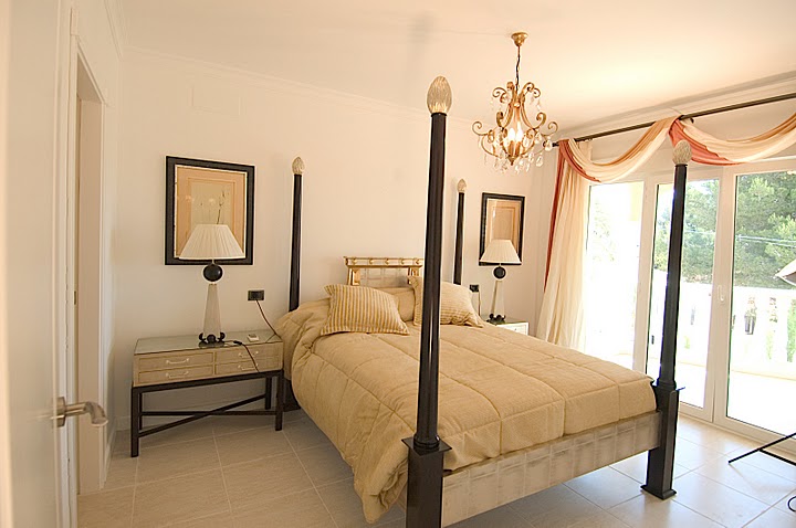 four poster bed accommodation spain