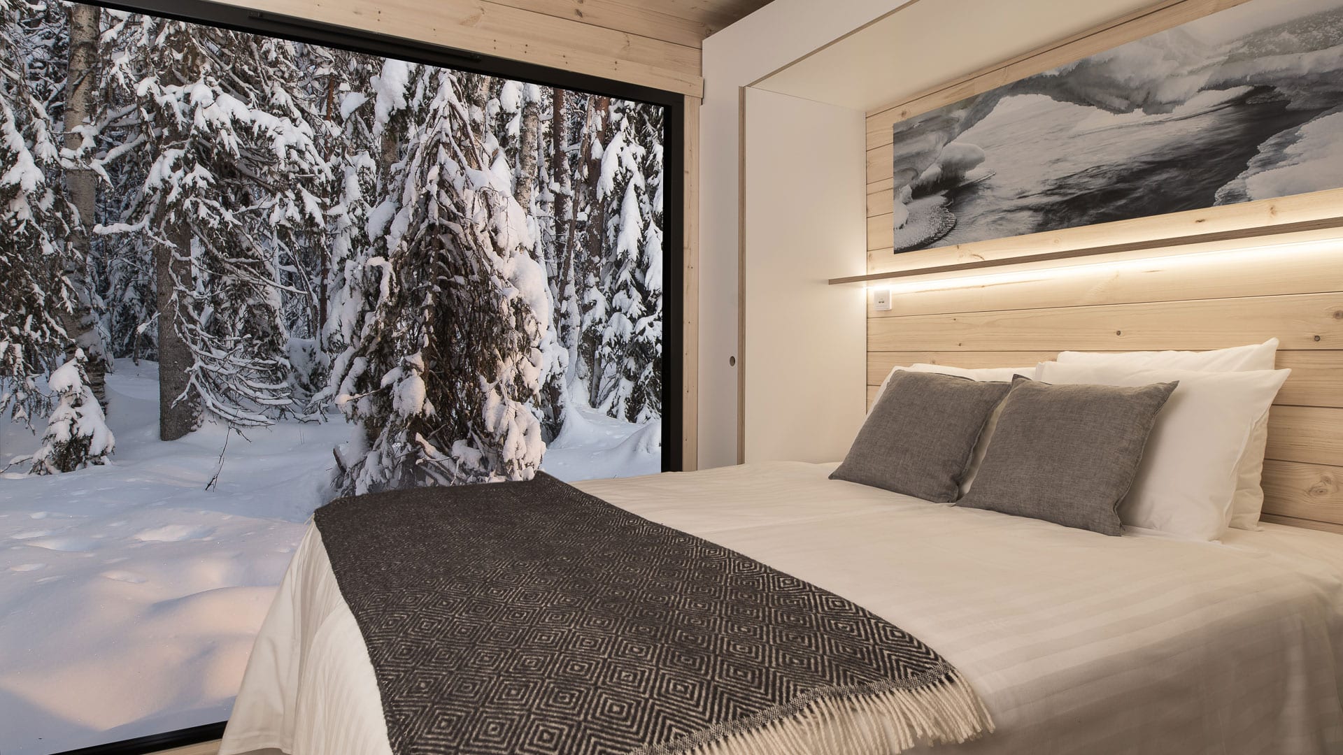 Panorama Huts (2 nights) & Snow hotel double suite (last night)