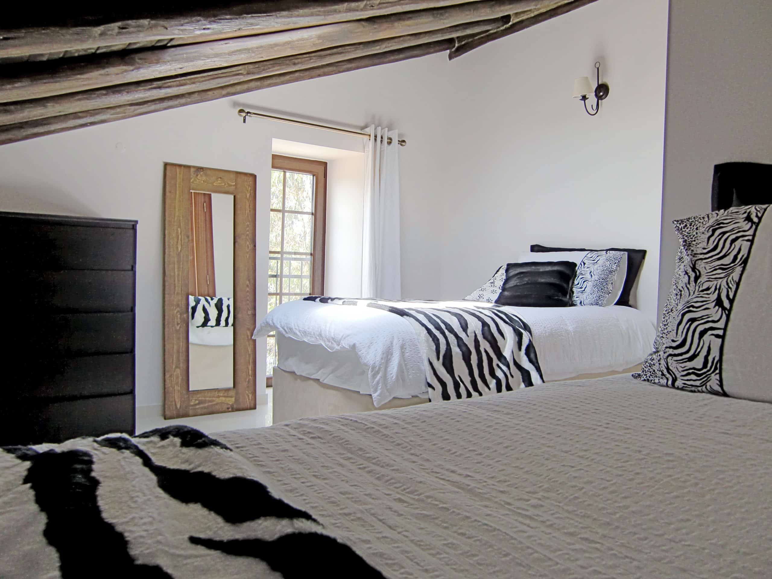 Zebra Room Shared Bathroom
