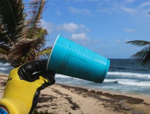 How to Reduce Plastic Use on Holiday image